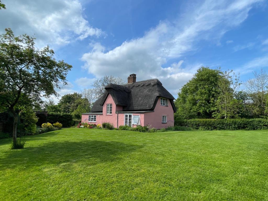 Lot: 145 - DETACHED COTTAGE IN HERTFORDSHIRE VILLAGE LOCATION - Rear view of the property and garden